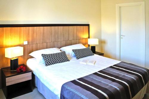 une chambre avec un grand lit avec deux oreillers dans l'établissement Apartment in Corsica near Palombaggia Beach, à Porto-Vecchio