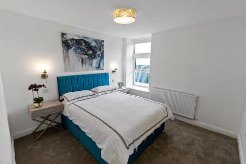 เตียงในห้องที่ Mode Apartments Blackpool