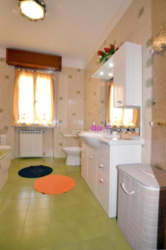 a bathroom with a sink and a toilet at Casa Patty in Sirmione
