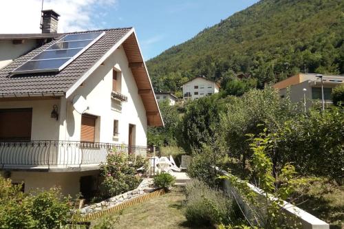 ein Haus mit Sonnenkollektoren auf dem Dach in der Unterkunft Villa 180 m² proche 3 vallées et station thermale in Champoulet