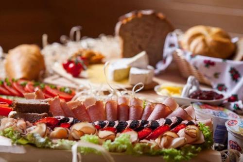 ein Tisch mit einem Teller mit Essen auf einem Tisch in der Unterkunft Domki na Skałach Centrum Zakopane in Zakopane