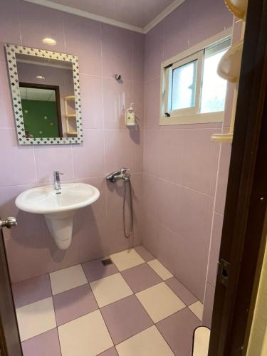 a bathroom with a sink and a mirror at 蒲Going旅宿 in Xiaoliuqiu