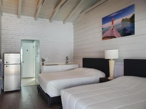 Tempat tidur dalam kamar di Hollywood Gardens Inn & Suites