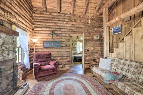 Ruang duduk di Quaint and Quiet Belleview Cabin on 35 Acres!