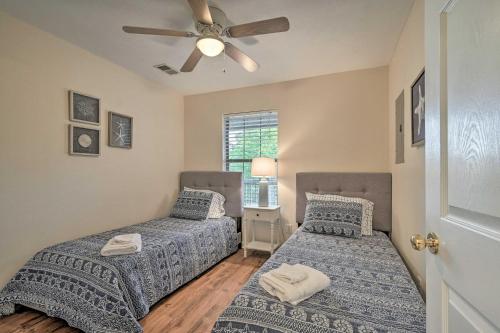 Ένα ή περισσότερα κρεβάτια σε δωμάτιο στο Pawleys Island Condo at True Blue Golf Resort