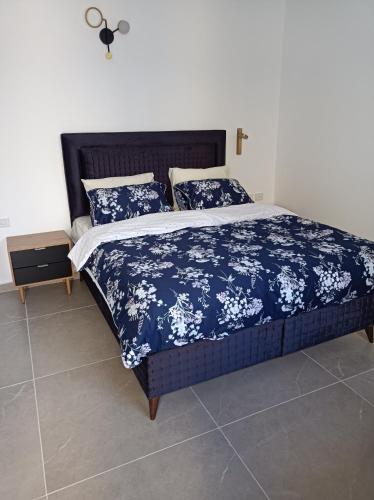 A bed or beds in a room at זוהר במדבר ים המלח