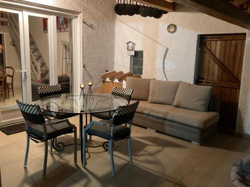 un salon avec une table en verre et un canapé dans l'établissement Mas de la Vieille Vigne, à Argelès-sur-Mer