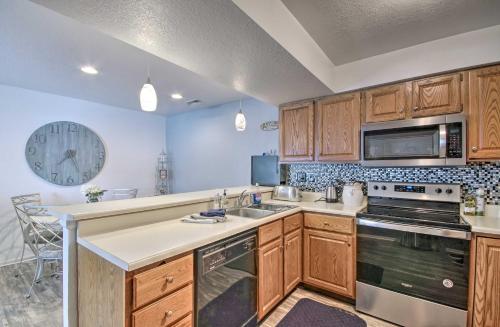 Η κουζίνα ή μικρή κουζίνα στο Lake of the Ozarks Views, Patio Regatta Bay Condo