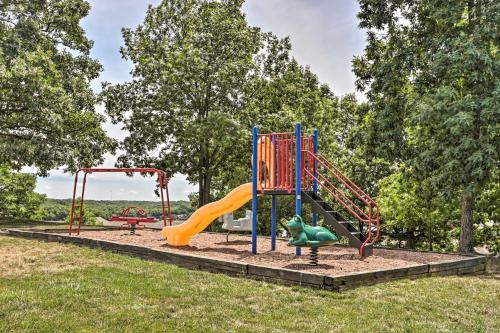 Ο χώρος παιχνιδιού για παιδιά στο Lake of the Ozarks Views, Patio Regatta Bay Condo