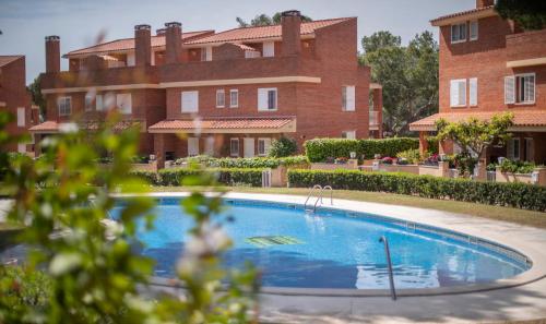 TH151 Townhouse with swimming pool in Tamarit close to the beach