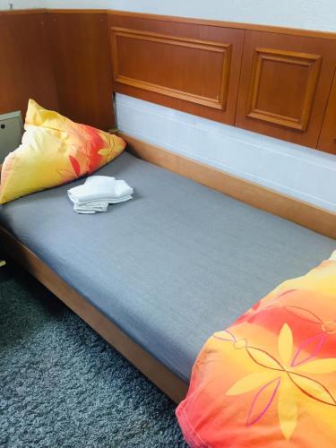 a bed in a room with two beds at Gästezimmer I Neo1 in Staufenberg