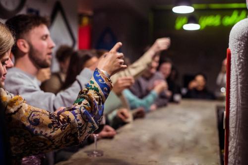 un grupo de personas sentadas en una multitud en un evento en Yes Lisbon Hostel en Lisboa