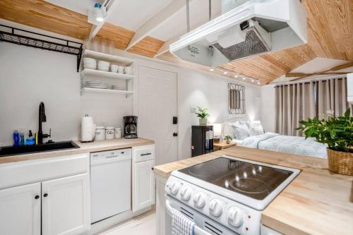 Historic Heights Rustic Urban Tiny Cabin – Photos 3