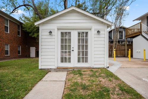 Historic Heights Rustic Urban Tiny Cabin – Photos 5
