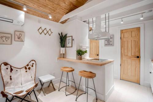 Historic Heights Rustic Urban Tiny Cabin – Photos 2