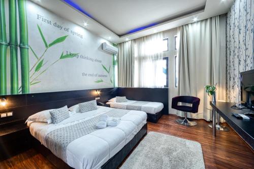 Ένα ή περισσότερα κρεβάτια σε δωμάτιο στο Gallery Art Hotel