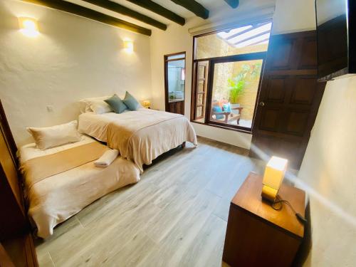 une chambre avec un grand lit et une fenêtre dans l'établissement Apartamento Rincón de los Olivos, à Villa de Leyva
