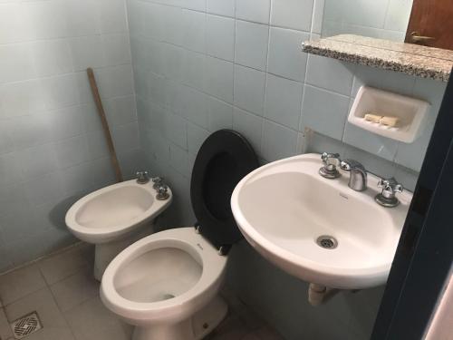 un bagno con un water e un lavandino di Hostal del Milagro a Salta