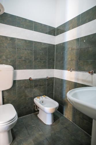 Bilik mandi di Ada Hotel