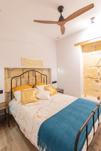 a bedroom with a bed and a ceiling fan at Nabrisa apartamento moderno en pleno centro con opción a parking in Cartagena