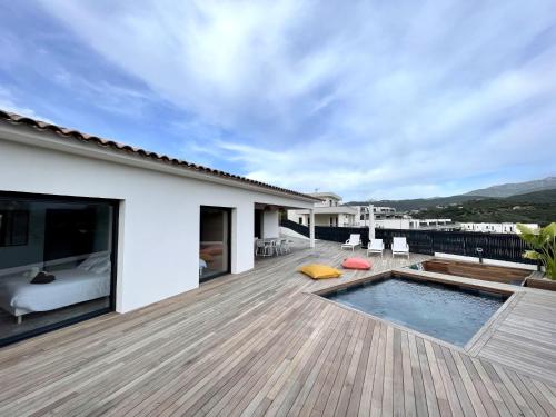 eine Terrasse mit Pool und ein Bett auf einem Haus in der Unterkunft Villa U Pastore in Porticcio