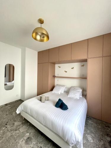 une chambre avec un grand lit blanc avec un plafond doré dans l'établissement Villa U Pastore, à Porticcio