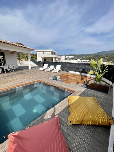 une piscine au sommet d'une maison dans l'établissement Villa U Pastore, à Porticcio