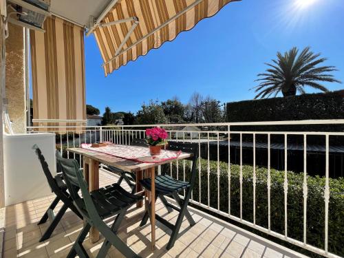 un patio con tavolo e sedie su un balcone di Le Palme 98 "Casa Vacanze" a Lido di Camaiore