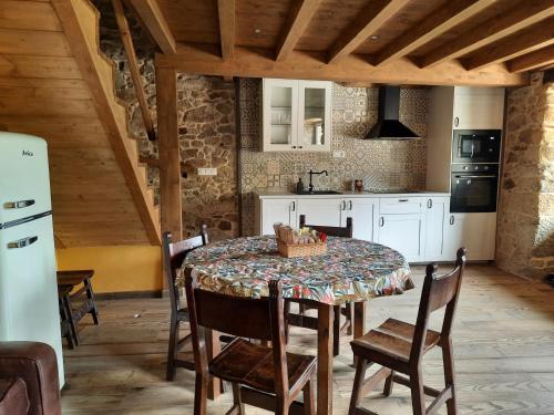 Η κουζίνα ή μικρή κουζίνα στο Apartamentos Alburiña