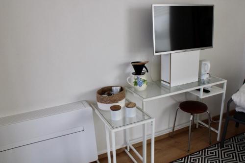 a living room with a tv and a glass table at Art-hill in Jabbeke