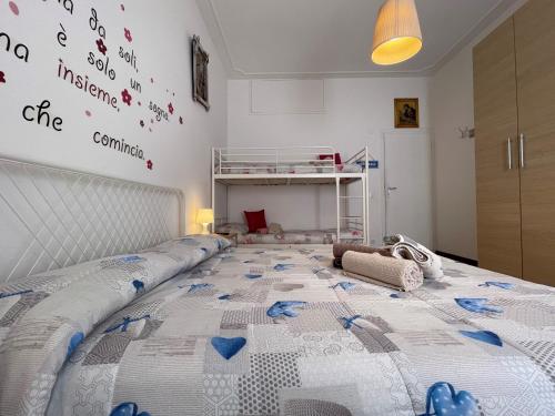 Letto o letti in una camera di Le Palme 98 "Casa Vacanze"