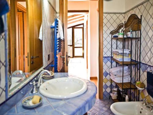 y baño con lavabo y espejo. en Villa Amanda, en Mazara del Vallo