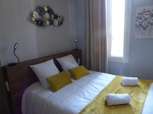 Postel nebo postele na pokoji v ubytování Hotel Le Rochegude