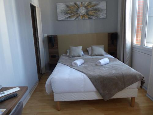 Postel nebo postele na pokoji v ubytování Hotel Le Rochegude