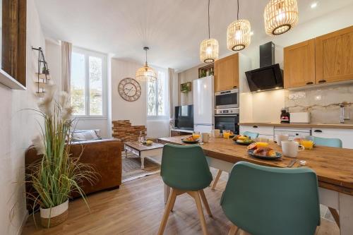une cuisine et un salon avec une table et des chaises dans l'établissement Woods Natural Hyper centre Fontaine Moussue, à Salon-de-Provence
