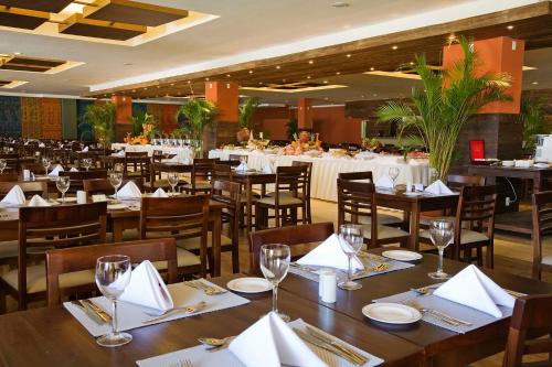 Um restaurante ou outro lugar para comer em Gran Hotel Stella Maris Urban Resort & Conventions