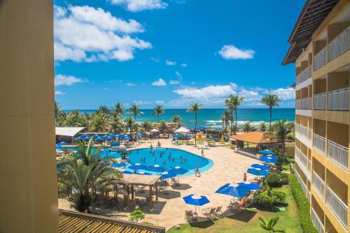 vista para a piscina e para a praia no resort em Gran Hotel Stella Maris Urban Resort & Conventions em Salvador