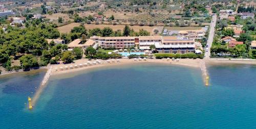 una vista aerea su una spiaggia con un resort di Negroponte Resort Eretria a Eretria