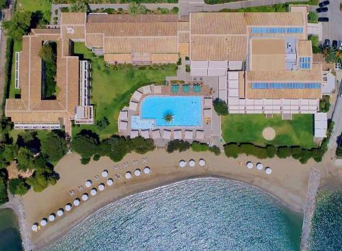 z góry widok na ośrodek z basenem i plażą w obiekcie Negroponte Resort Eretria w Erétrii