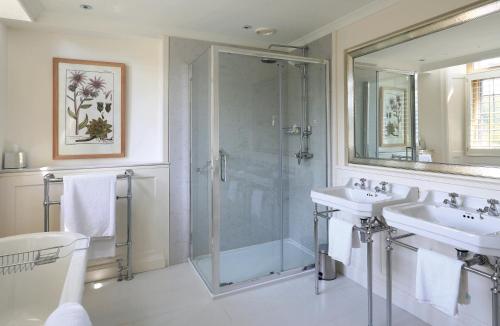 ギーズバラにあるギーズバラ ホール ホテルのバスルーム(シャワー、洗面台2台、ガラス張りのシャワーブース付)