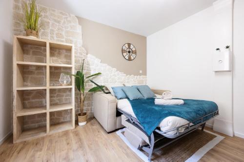 um quarto com uma cama com um cobertor azul em Exotic Stones Hyper Centre Fontaine Moussue em Salon-de-Provence