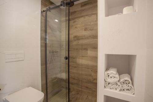 uma cabina de duche na casa de banho com WC em Sea, Surf & The City-RENOVATED APRIL 2022 em Costa da Caparica