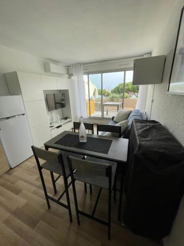Η κουζίνα ή μικρή κουζίνα στο Studio vue port, belle terrasse, piscine