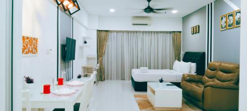 Habitación de hotel con sofá y cama en Summer suites klcc by Star Residence en Kuala Lumpur