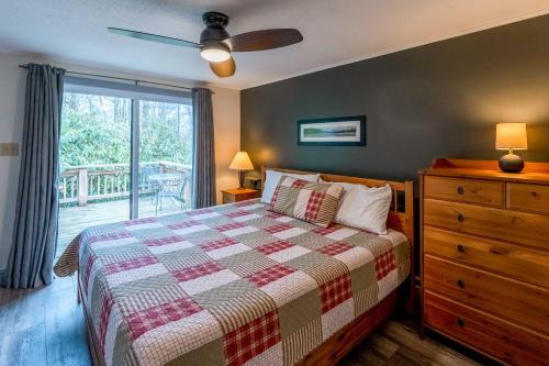 Postel nebo postele na pokoji v ubytování Family Home with Game Room, Deck, BBQ Walk to Lake!