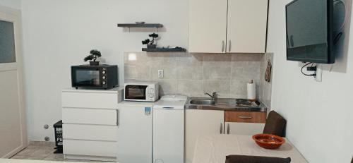 斯普利特的住宿－Studio Apartment Nika FREE PARKING，一间带水槽和微波炉的小厨房