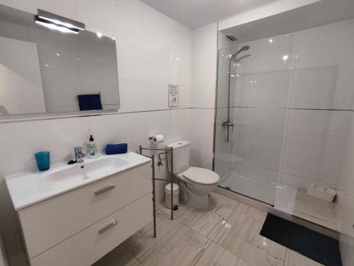 ein Bad mit einem Waschbecken, einer Dusche und einem WC in der Unterkunft Casa Aurora in Tías