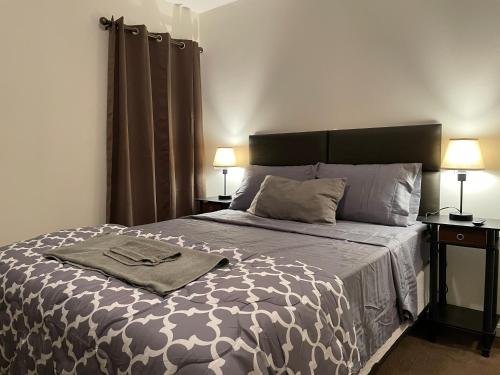 ボルチモアにあるDowntown Private Room - Close to Topgolf, Horseshoe Casino, UM Baltimoreのベッドルーム1室(大型ベッド1台、ランプ2つ付)