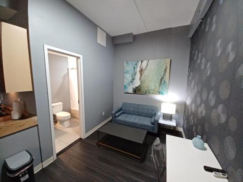 una sala de estar con un sofá azul en una habitación en Enjoy Spring Time In Boston 406, en Boston