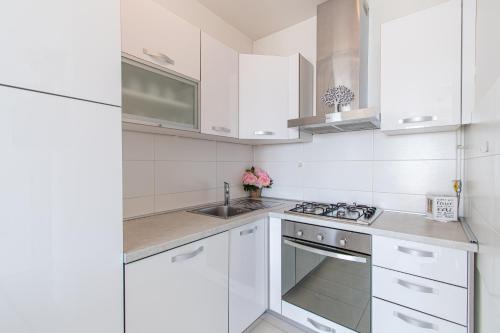 Kuchyň nebo kuchyňský kout v ubytování Flexible SelfCheckIns 32 - Zagreb - Garage - Electric vehicle ccharger - Big Loggia - New - Apartments Repinc 32